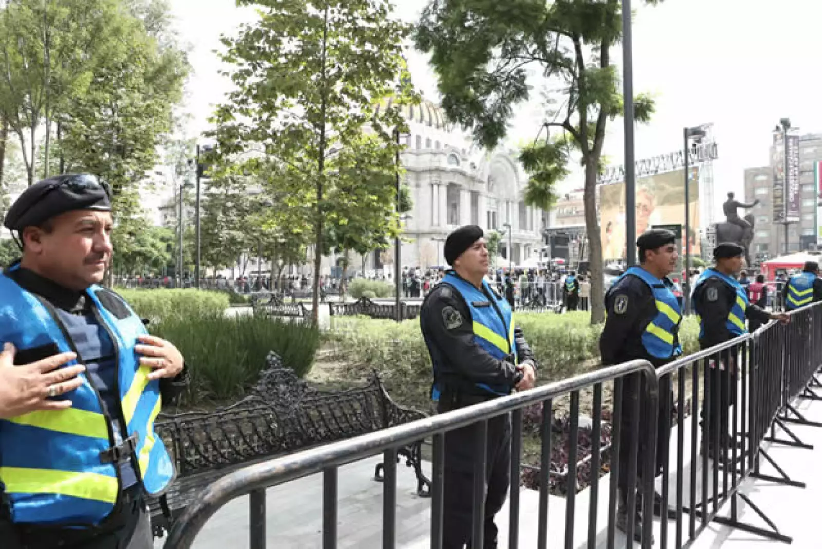 Seguridad rodea el Palacio de Bellas Artes por el homenaje a Juan Gabriel.