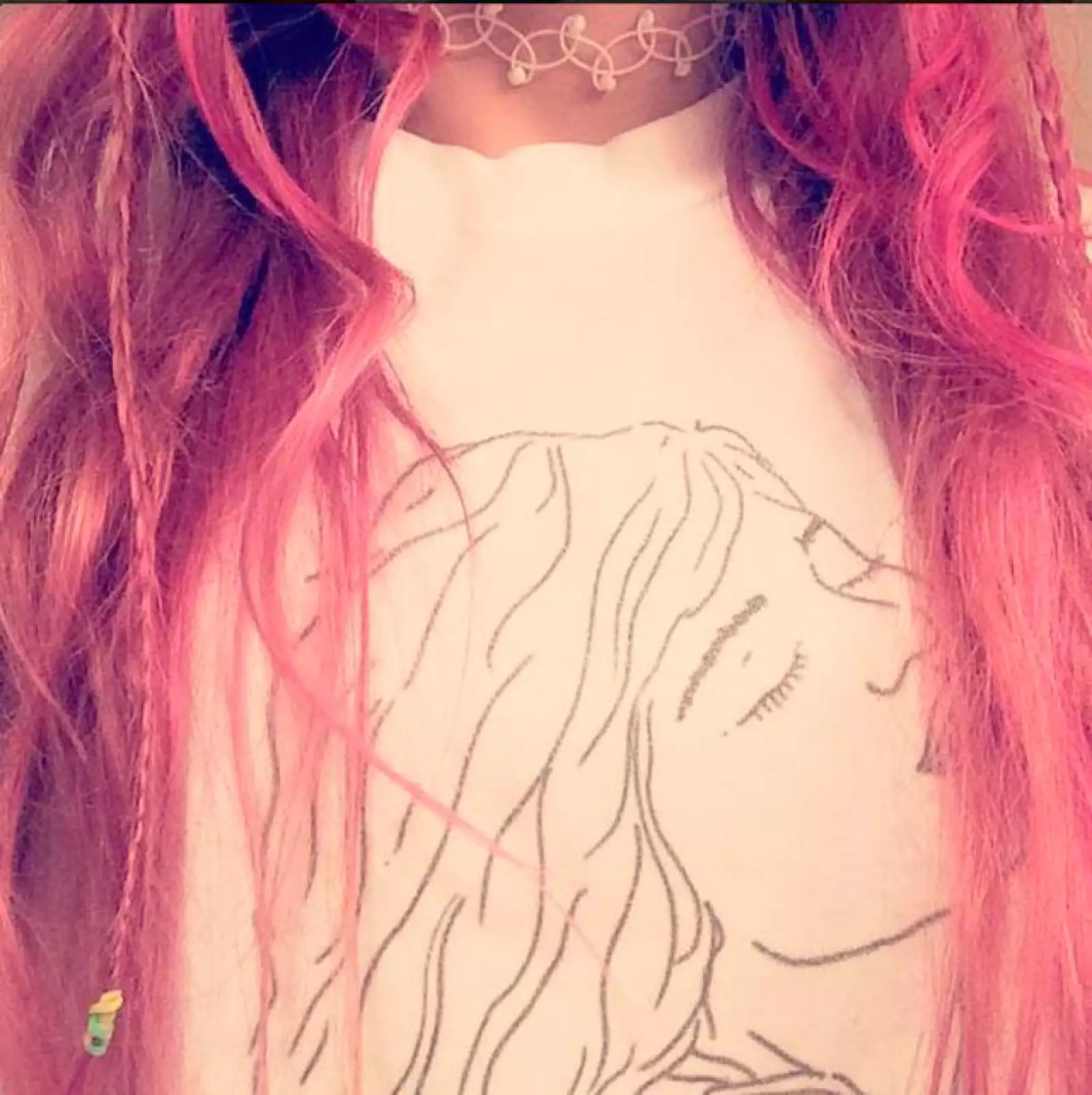 Ava Phillippe luciendo su pelo color rosa pastel.