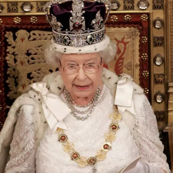 La misma corona ha sido utilizada en varios ocasiones durante su reinado, más recientemente en la inauguración de estado del Parlamento, que se celebró a principios de mayo. La pieza está permanentemente expuesta en la Torre de Londres donde es custodiada por los `Yeomen Warders´ (Beefeaters). Contiene muchas piedras preciosas como dos mil 868 diamantes, 273 perlas, 17 zafiros, 11 esmeraldas y cinco rubíes.