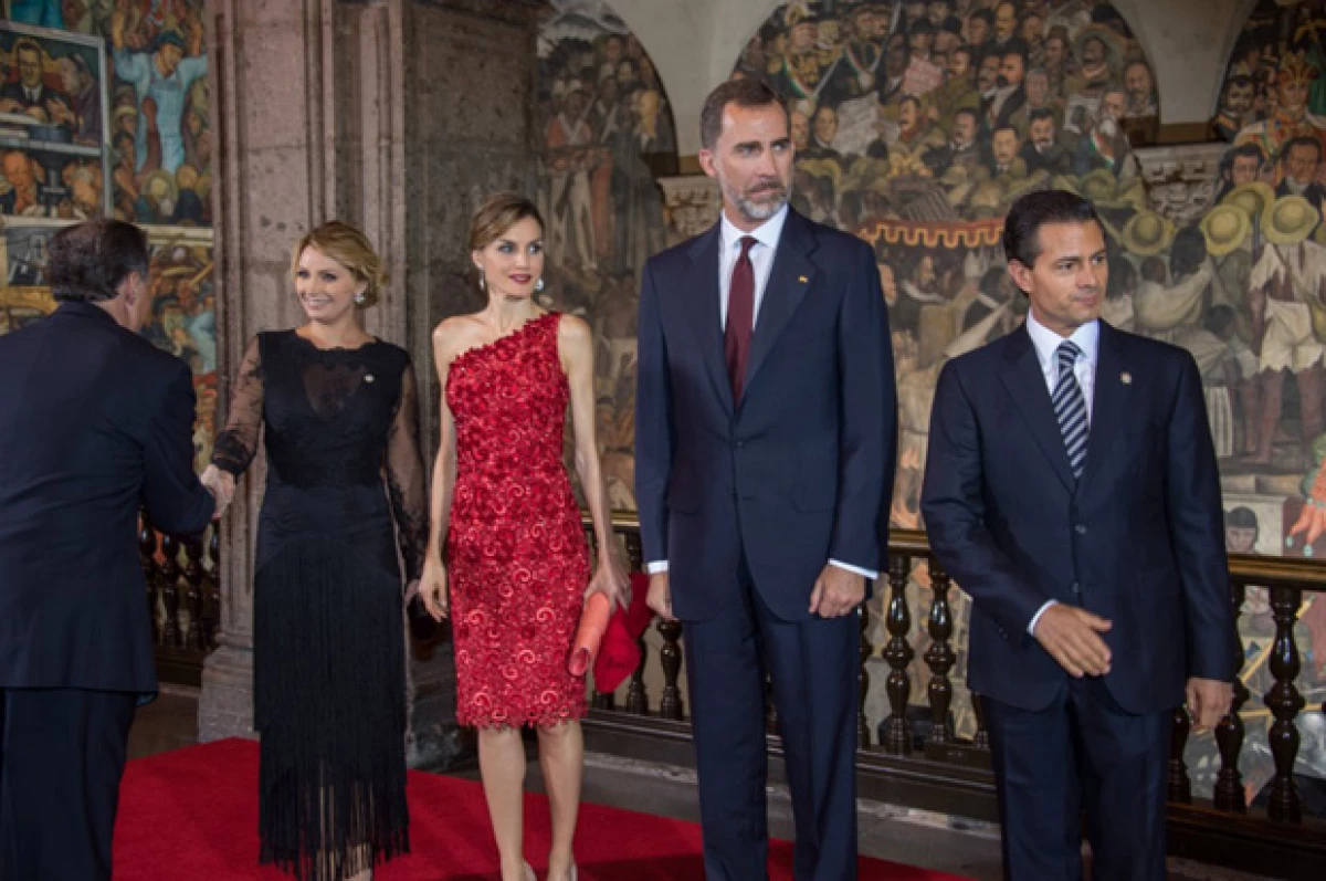 La pareja real asistió a una cena en el Palacio Nacional, donde brindaron con el presidente Enrique Peña Nieto y su esposa Angélica Rivera por una ilimitada relación entre España y México.