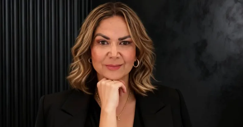 Rostro de Alejandra León Gastélum vestida de negro y con mano derecha en el mentón.jpg