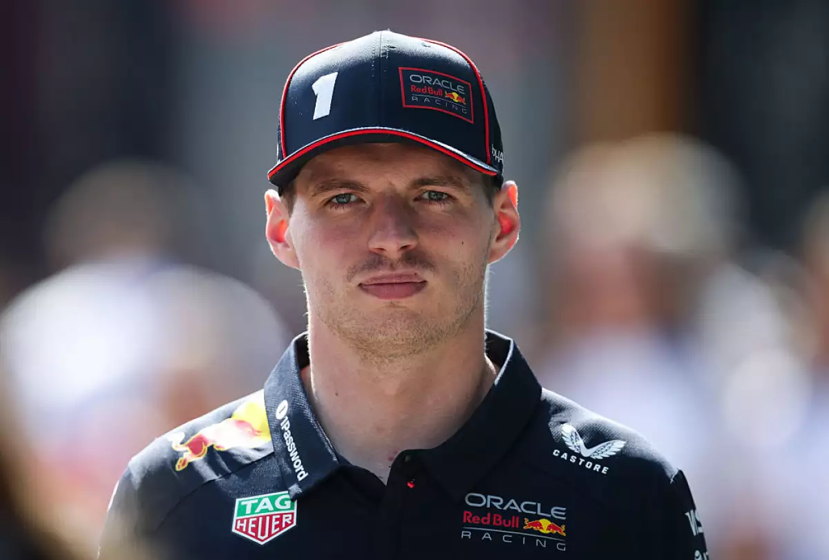 Foto medium shot de Max Verstappen con uniforme de Red Bull Racing.