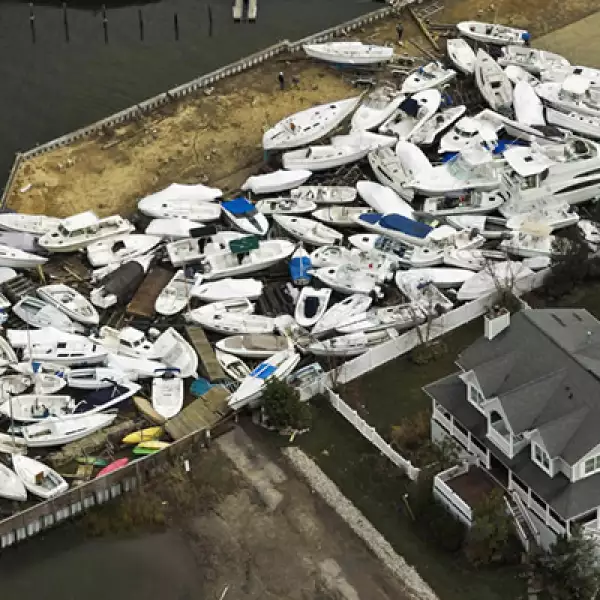 Decenas de yates y lanchas aparecieron varados a la orilla de un patio trasero cerca de Monmouth Beach, Nueva Yersey después de que el huracán Sandy azotara las costas del atlántico medio de Estados Unidos el 28 de octubre.