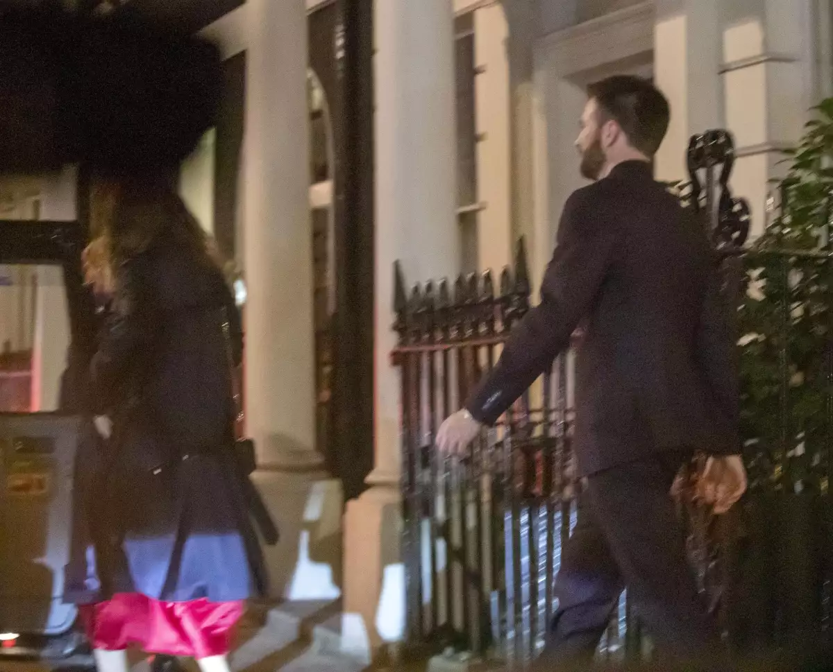 Lily James y Chris Evans.