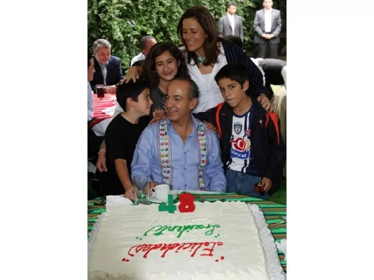 En esta foto Felipe Calderón festejando un cumpleaños en compañía de hijos y esposa.