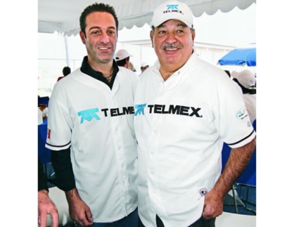 La mayor pasión del empresario son las carreras de autos, por eso creó la Escudería Telmex.