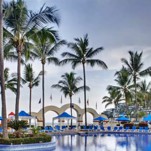 El complejo ofrece a sus huéspedes cuatro piscinas, spa, gimnasio, canchas de tenis, tres bares y cinco restaurantes.