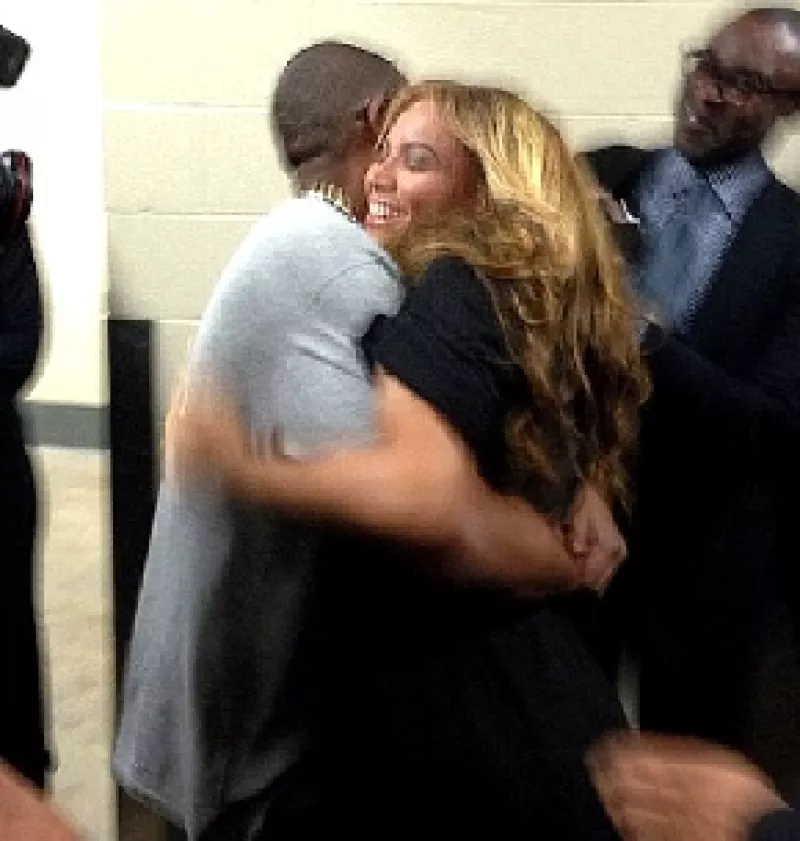 Luciendo un cuerpo todavía mejor al que tenía antes de ser mamá, la cantante se hizo dueña del escenario. La sorpresa fue mayor cuando sus compañeras del grupo Destiny's Child se unieron a ella.