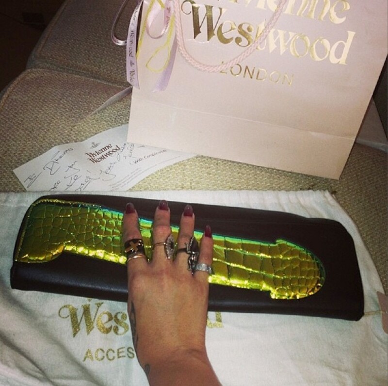Rihanna presumió su bolso a través de Instagram.