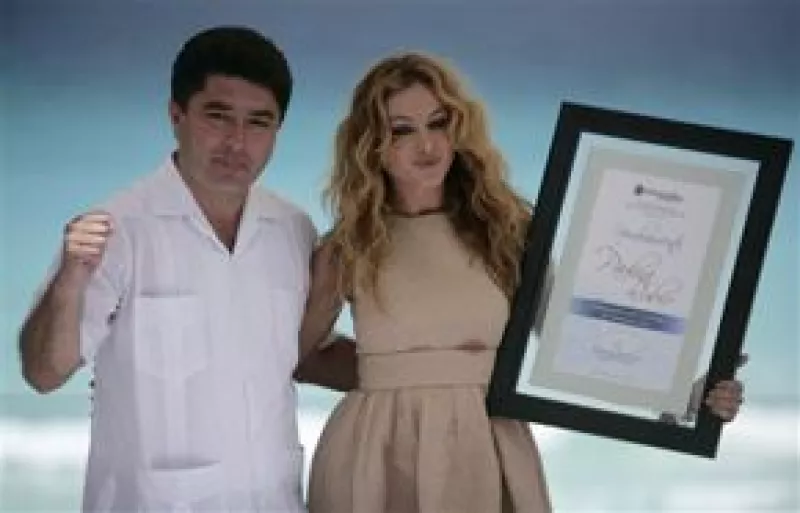 La cantante fue distinguida con el título y prometió 'que a todas partes del mundo a donde vaya, transmitiré la calidez de la gente del estado' y dijo que promoverá el turismo en el país.