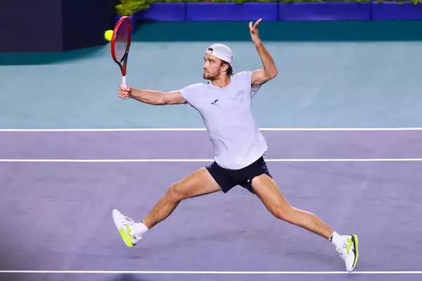 Foto del tenista Tomas Machac en pleno tiro durante la semifinal del Abierto Mexicano de Tenis.