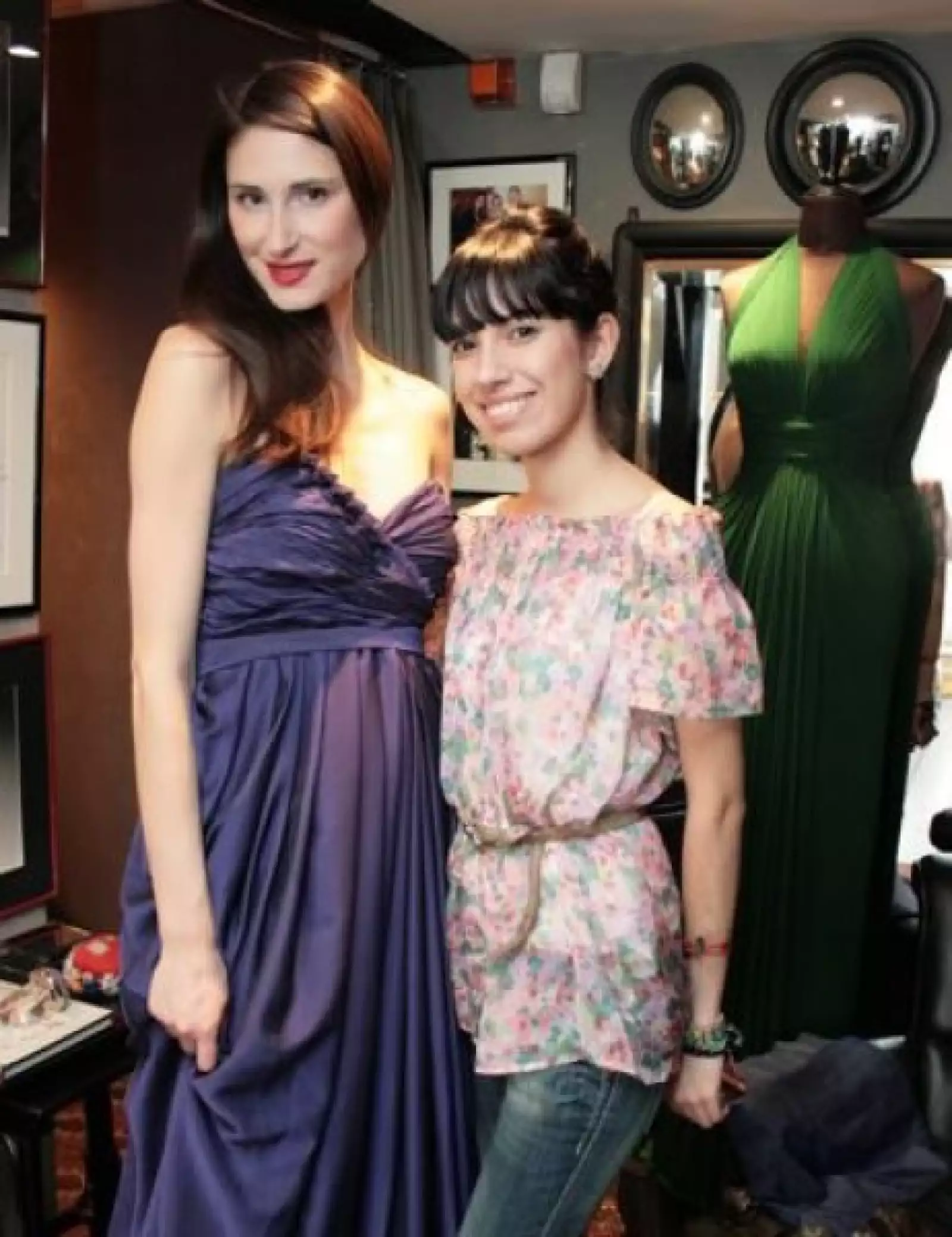 Dalia pudo ver su creación tomar forma cuando una modelo del taller de Hervé Léger se probó su diseño.