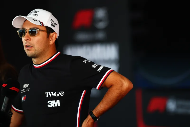 El piloto mexicano Sergio Checo Pérez vestido con su playera de su equipo Cadillac.