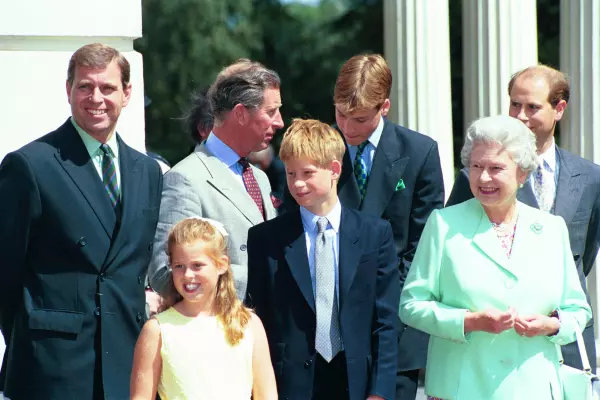 Reina Isabel, William y Harry