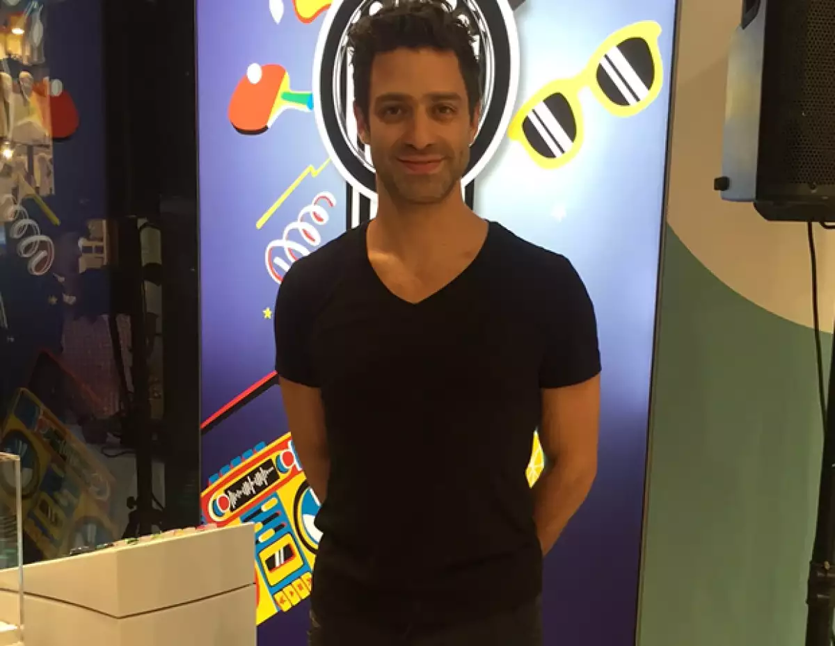 Ari Borovoy describe su estilo como cómodo. Sus jeans, t-shirt negra, Stan Smiths de Adidas y su reloj Swatch lo comprueban.