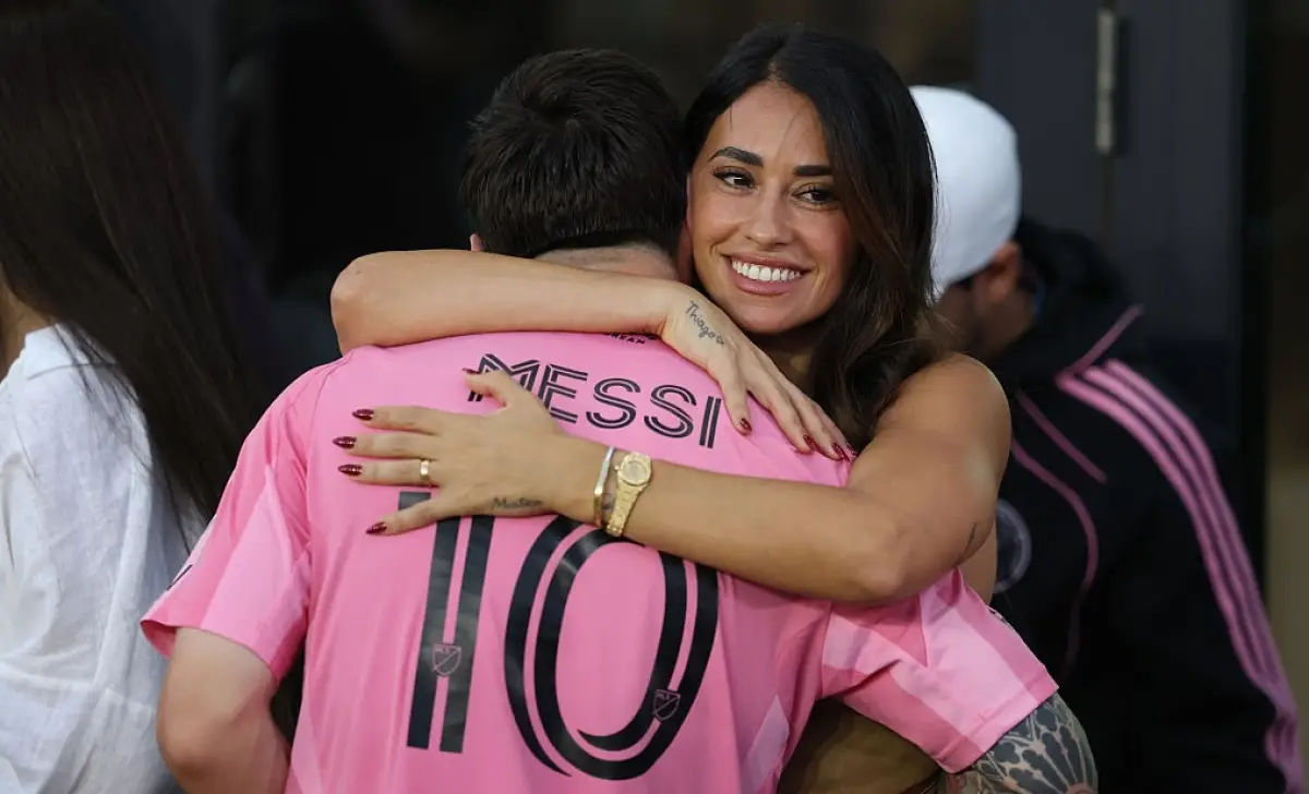 Antonela Roccuzzo abranzando a Lione Messi.