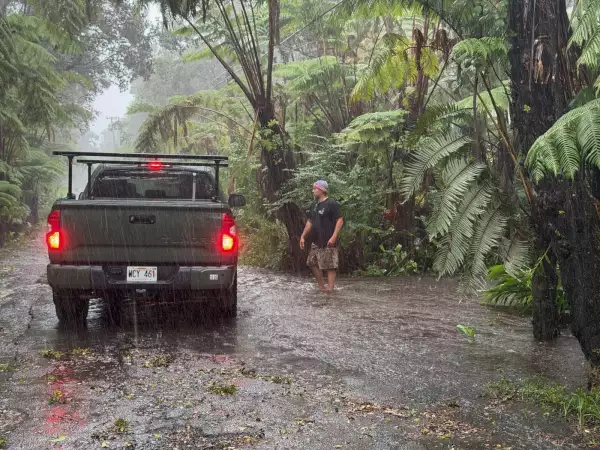 Un residente se detiene en una carretera rural mientras se inunda en Volcano Village en la isla de Hawái, el 15 de agosto de 2026. El huracán Lala azotó la Gran Isla de Hawái el sábado con fuertes lluvias y fuertes vientos, ya que los meteorólogos advirtieron de inundaciones potencialmente peligrosas en todo el estado insular del Pacífico de los Estados Unidos.
