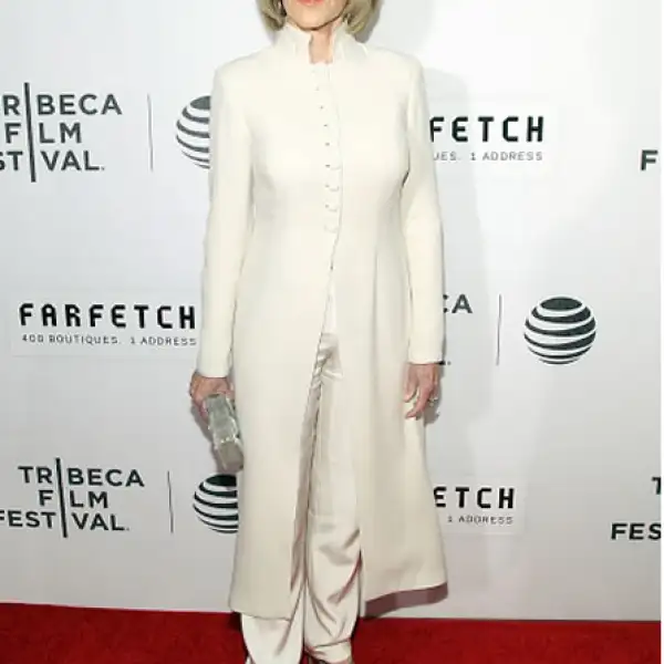 La actriz llegó a la inauguración del Tribeca Film Festival en un total look en blanco y joyería de la colección Genesis de H.Stern.