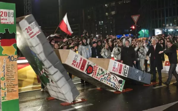 Se utilizaron mil piezas de dominó de dos metros de altura para evocar el momento.