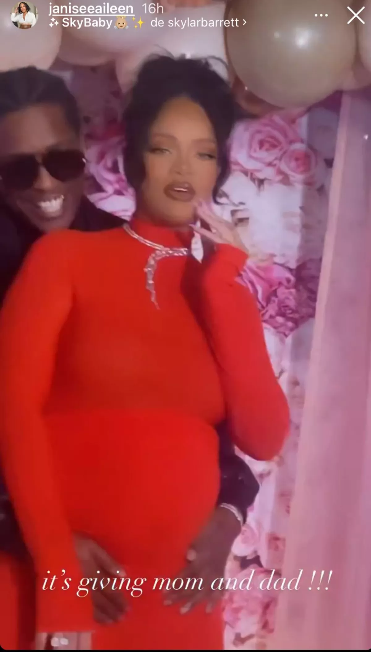 Rihnna llevó la tendencia más controversial de los 2000: mini vestido con leggings debajo. 