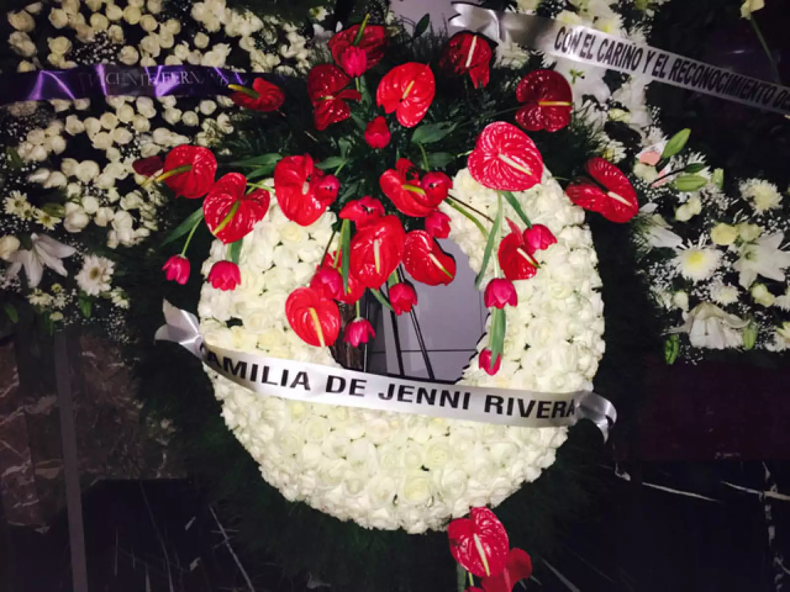 La familia de la fallecida Jenni Rivera también mandó una corona.