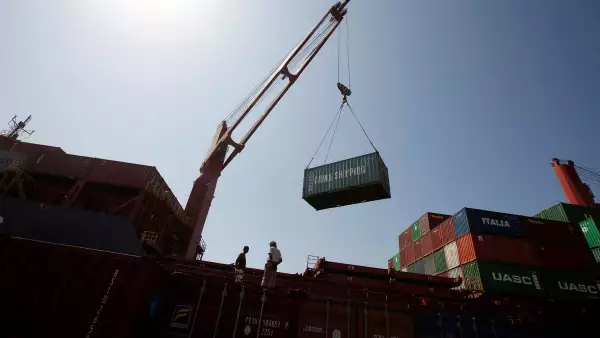 Perspectivas económicas 2024 mejoran, el FMI vislumbra un "aterrizaje suave"