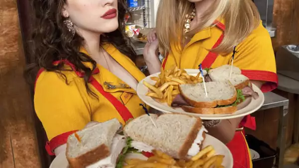 2 Broke Girls:Con un excelente guión, esta cómedia narra las aventuras de una chica que lo perdio todo y otra que siempre ha tenido una vida dura que viven juntas en Brooklyn con el sueño de abrir una tienda de cupcakes.