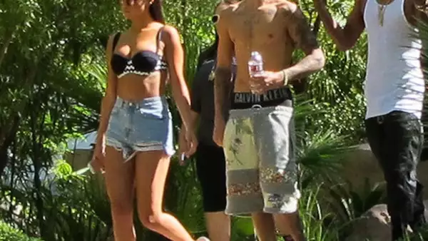 La cantante se siente dolida por la forma en que su expareja alardea de su flamante noviazgo con la modelo Hailey Baldwin.