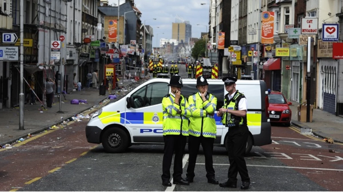 policias vigilan las calles de londres