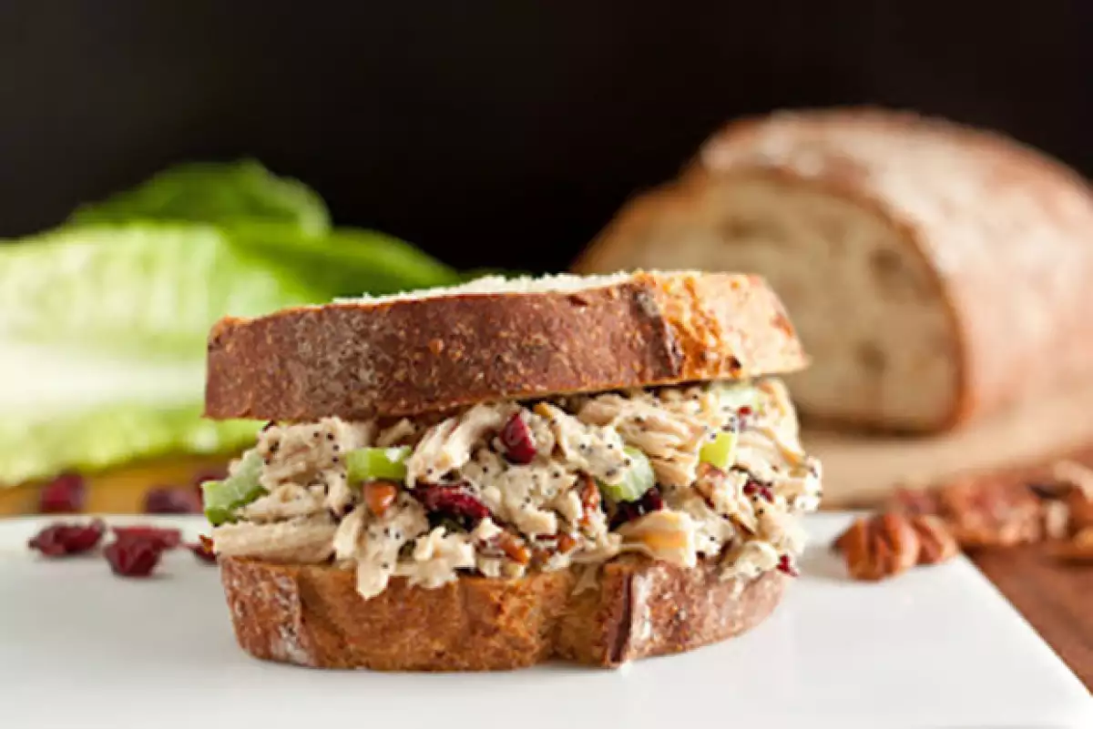 La mayoría del tiempo queremos comer sano en la oficina, sin embargo muchas veces no tenemos tiempo o ideas de lo qué podríamos llevrar. Te dejamos estas opciones de sandwiches.