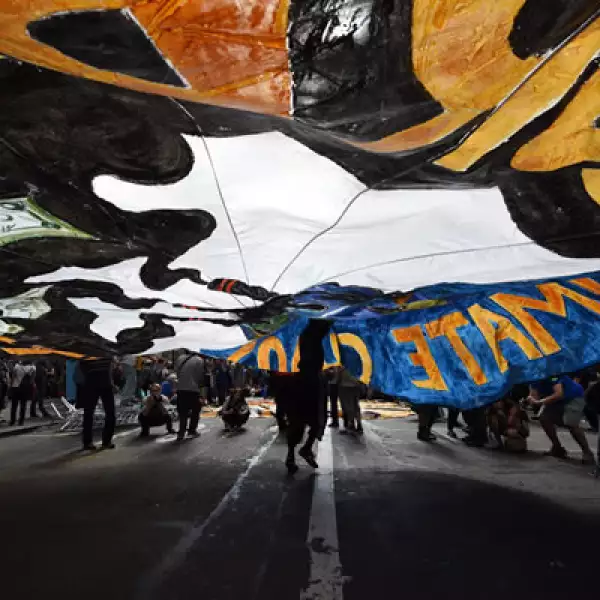 “La acción aquí en contra de Wall Street expresa realmente la sensación de que las corporaciones y el capitalismo ya no sirven a las personas sino que sirven para lucrar”, dijo una de las manifestantes.