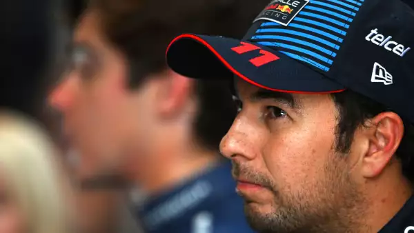 Foto del perfil de Checo Pérez con gesto de desagrado.