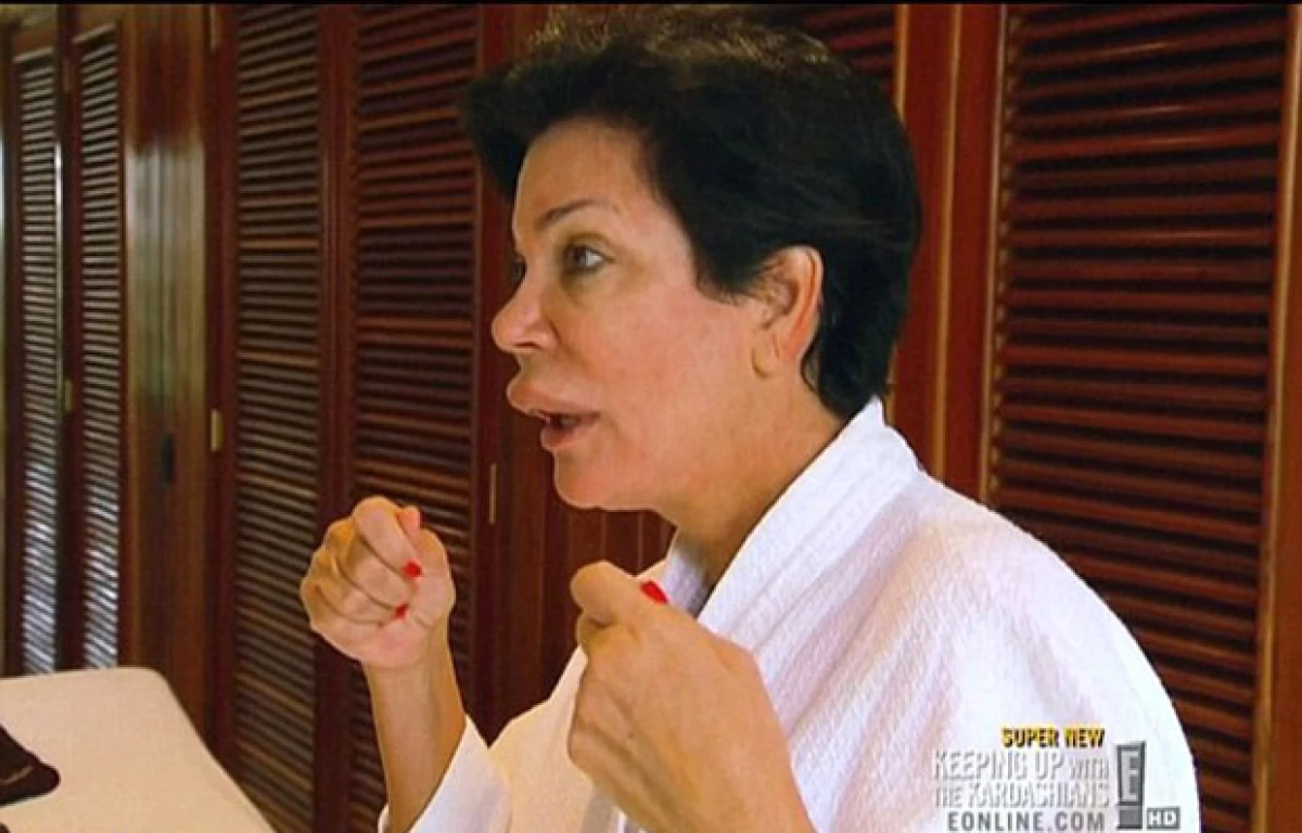 Nuevamente la matriarca del clan Kardashian-Jenner es víctima de una misteriosa alergia que ha ocasionado que cancele su participación en el segmento de Bachelors in Paradise.