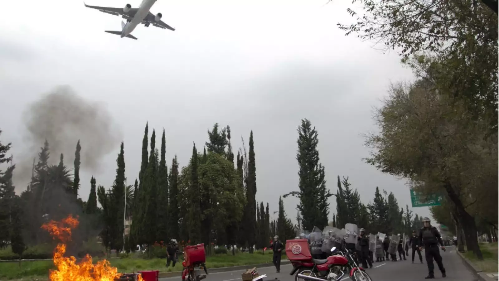 Decenas de manifestantes intentaron tomar el Aeropuerto Internacional de la Ciudad de México