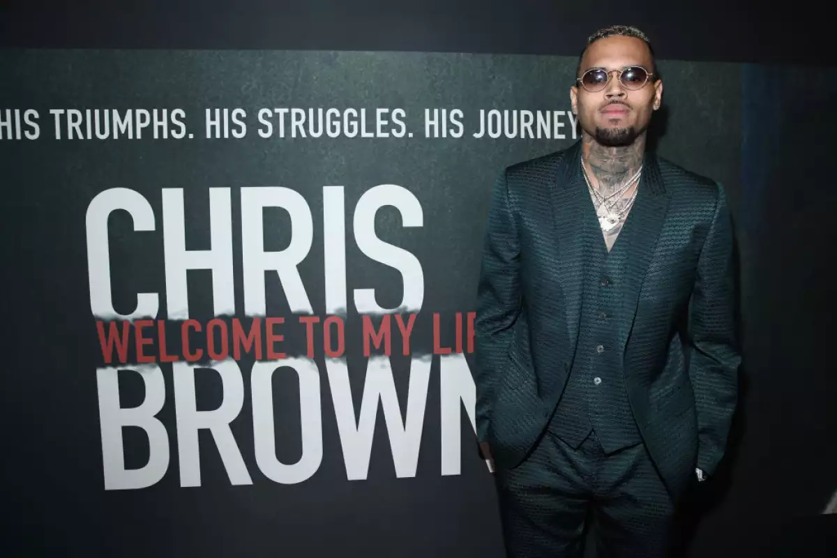 chris brown sale libre bajo fianza