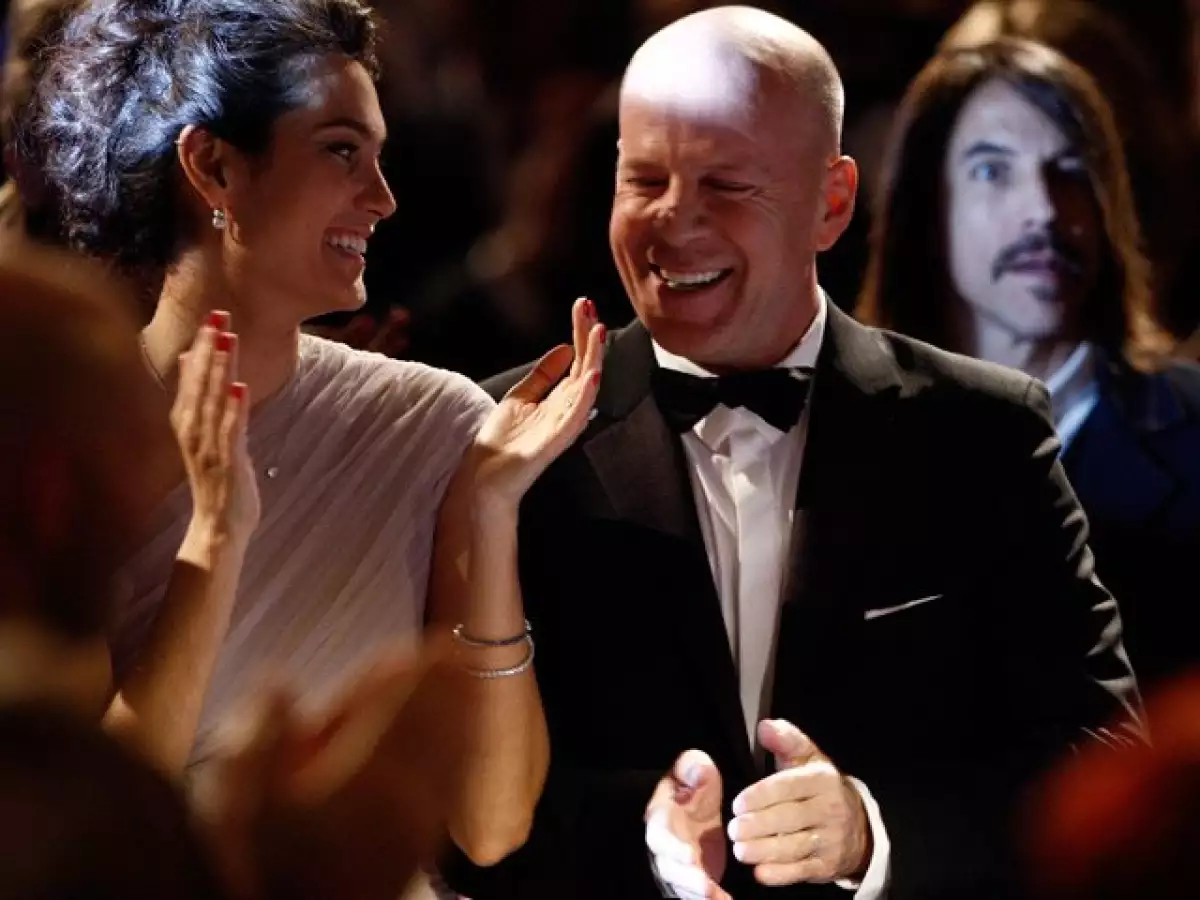 Bruce Willis estuvo acompañado por su novia, Emma Heming. La pareja se vio muy contenta durante la noche.