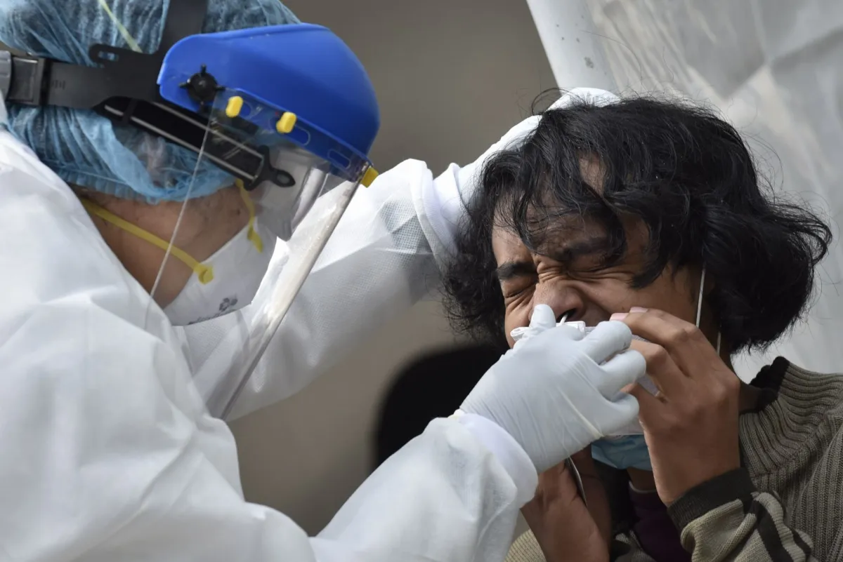 Vecinos de la colonia Doctores asisten a realizarse la prueba PCR de Covid-19 en el quiosco de salud instalado en la explanada del Monumento Lázaro Cárdenas de la alcaldía Cuauhtémoc.