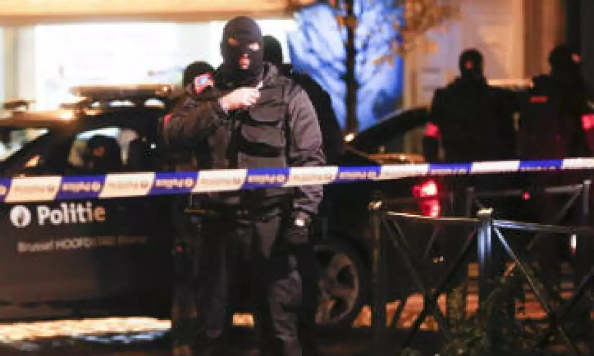 Soldados y policías resguardan cada rincón de Bruselas por el temor de un "inminente" ataque terrorista. (Foto: EFE)