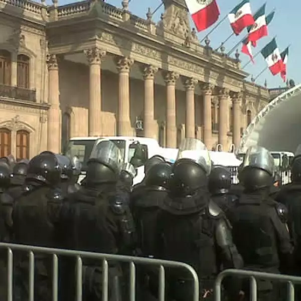 antimotines vigilan el palacio de gobierno