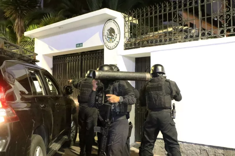 Imagen publicada por API que muestra a fuerzas especiales de la policía ecuatoriana intentando irrumpir en la embajada de México en Quito para arrestar al ex vicepresidente de Ecuador, Jorge Glas, el 5 de abril de 2024. El presidente mexicano, Andrés Manuel López Obrador, ordenó el 5 de abril de 2024 la "suspensión" de relaciones con Ecuador después de que la policía ecuatoriana allanara la embajada de México en Quito para arrestar al ex vicepresidente Jorge Glas, quien había recibido refugio.