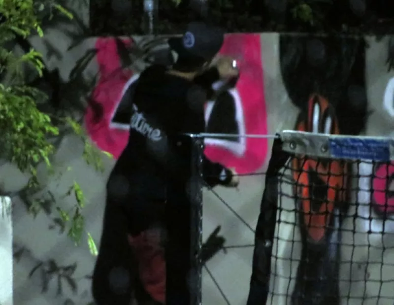 Primero fue Brasil y ahora el cantante canadiense fue captado en Brisbane este miércoles grafiteando una barda, lo cual está penado, sin embargo, el cantante mostró su dibujo en Instagram.