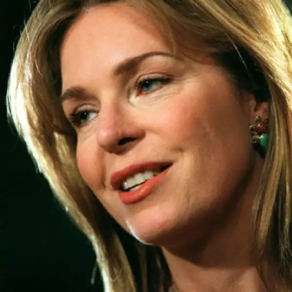 La reina habla a los reporteros durante una entrevista sobre la batalla de su esposo contra el cáncer, desde su residencia en los suburbios de Washington el 21 de noviembre de 1998.