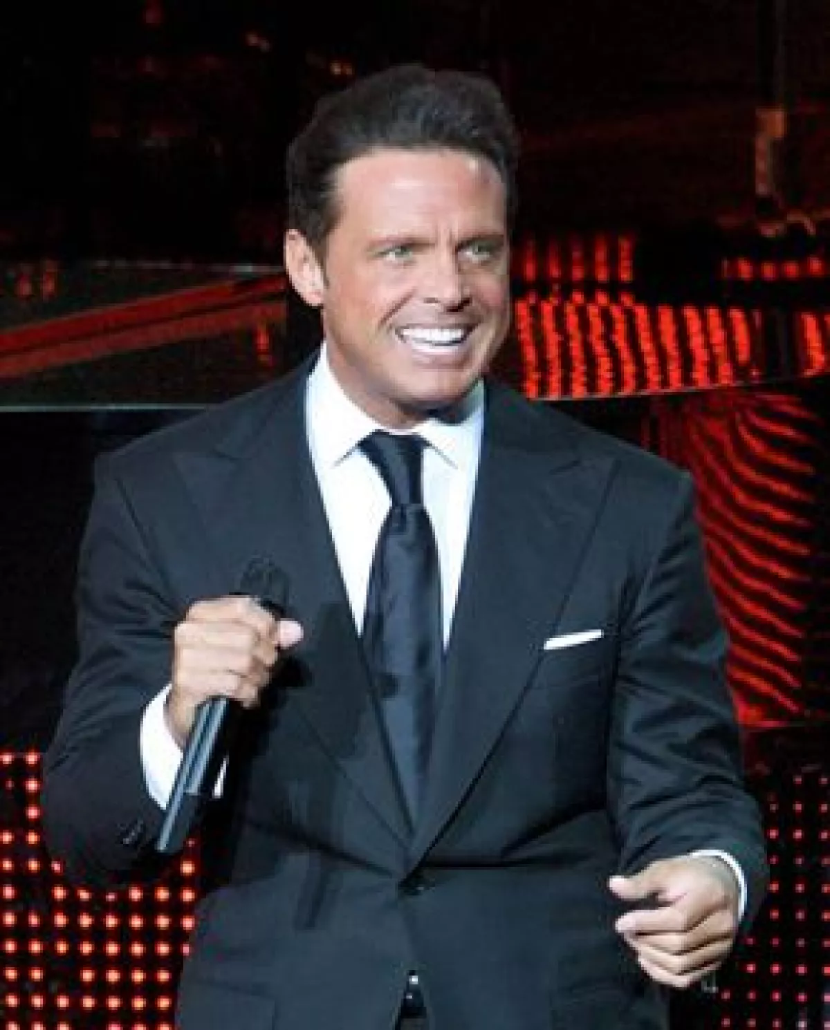 El material del cantante mexicano incluirá un DVD con dos videoclips y el tema inédito "Disfraces".