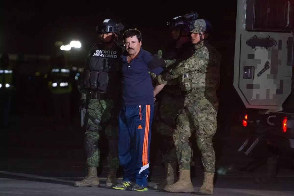 CIUDAD DE MÉXICO, 12FEBRERO2019.- Joaquín “El Chapo” Guzmán Loera ha sido declarado culpable de los 10 cargos criminales que le imputaban en una corte en Brooklyn, Nueva York, sentencia que le supondría purgar una cadena perpetua en una cárcel estadounidense, confirmación que se espera sea el próximo 25 de junio. El narcotraficante de 61 años escucho tranquilamente la sentencia de parte del juez Brian Cogan, en presencia de su esposa Emma Coronel. En la imagen Joaquín Guzmán durante su presentación el 08 de enero 2016, tras ser recapturado por tercera vez.
FOTO: ARCHIVO/ ISAAC ESQUIVEL /CUARTOSCURO.COM