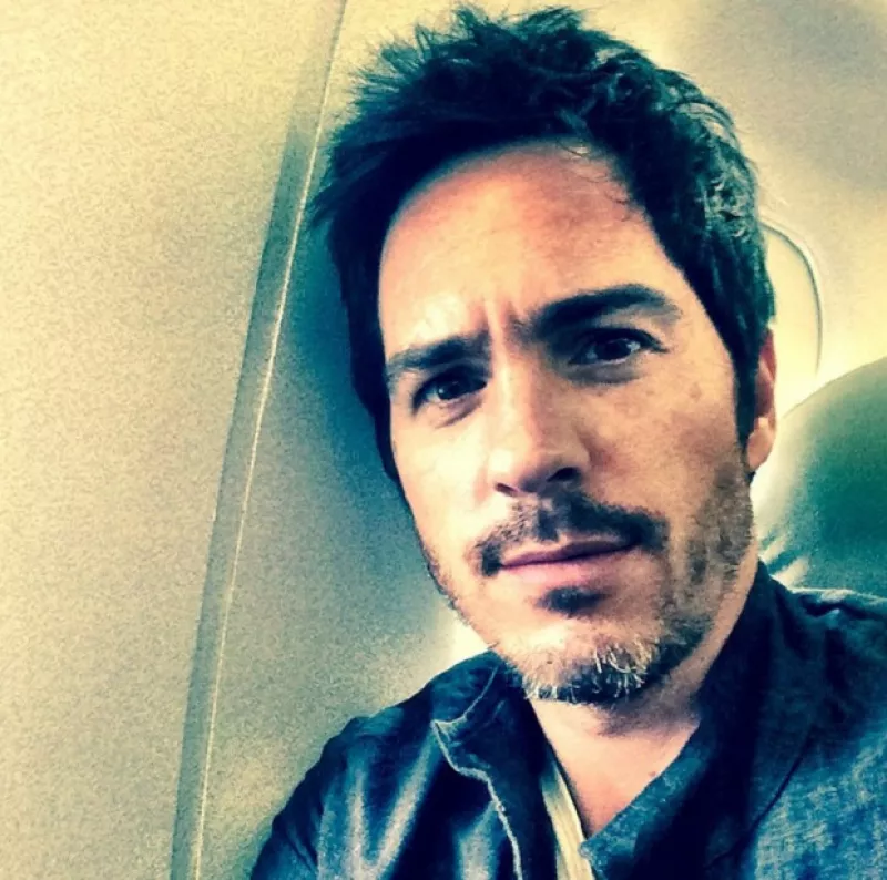 El actor reveló a Pati Chapoy que sus adicciones surgieron cuando era un niño, motivados por sus problemas de identidad derivados de sus adopciones.