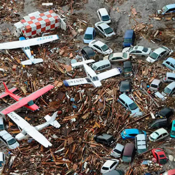 Casas y aviones son llevados por la corriente del tsunami, a pocos kilómetros del aeropuerto de Sendai, al noreste de Japón.