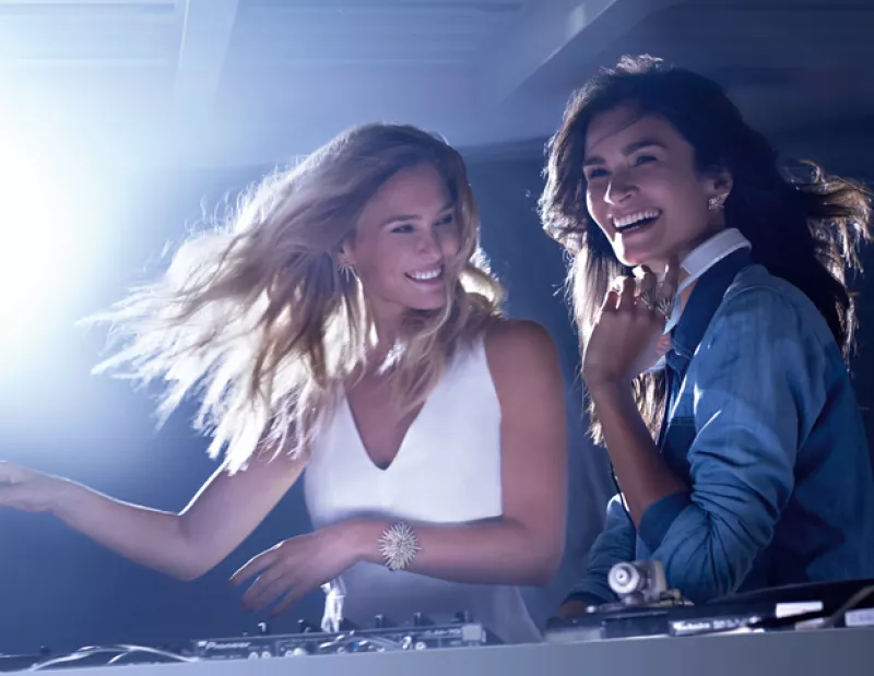 La top isrealí junto a Carol Ribeiro y Carol Trentini estrenan campaña que conmemora a la firma brasileña. La publicidad está acompañada por un corto en el que se lanzó el sencillo Keep The Moment.