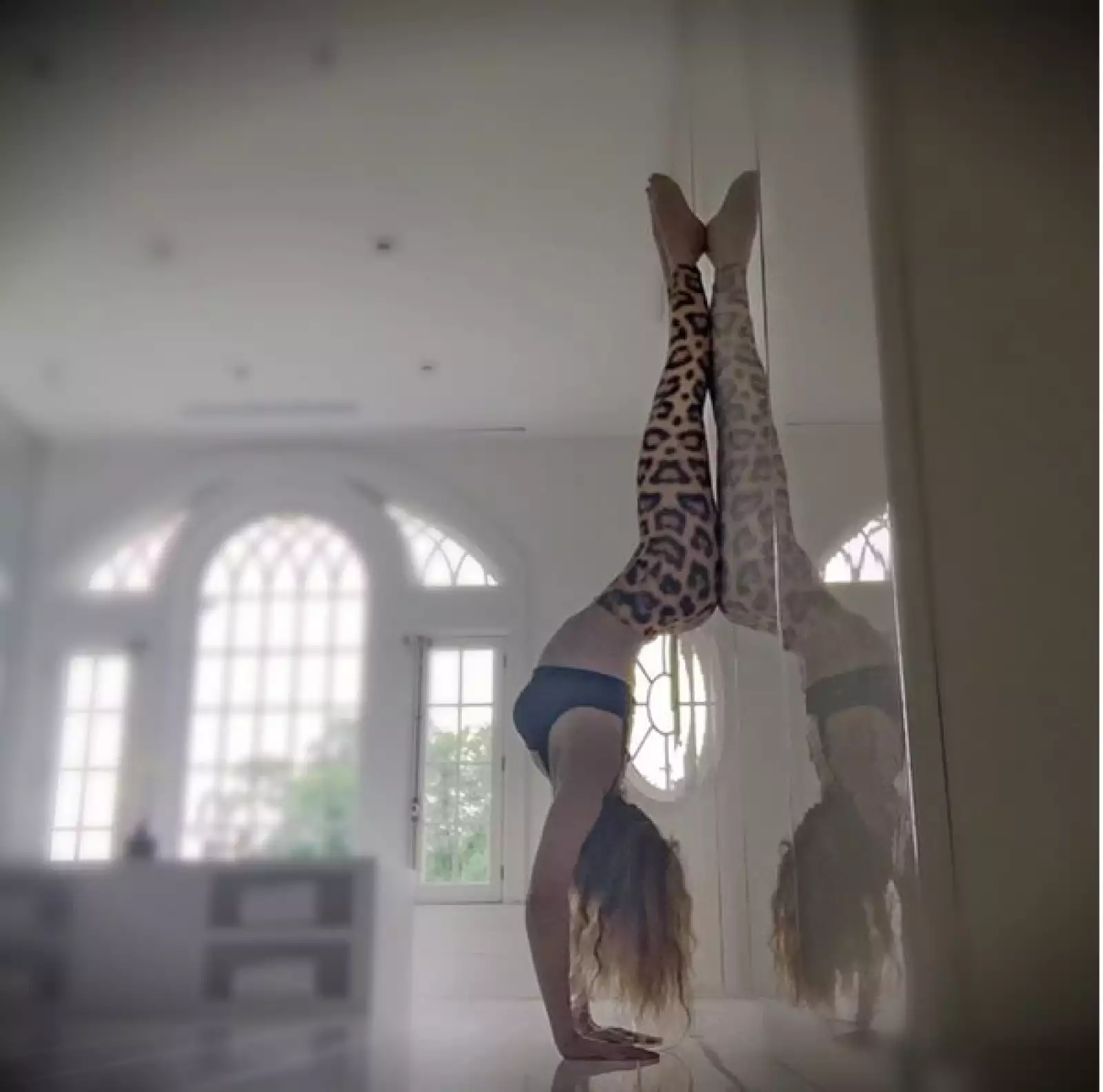 Desde hace unos años en bien sabido que Thalia es una yogui por excelencia y nunca deja de sorprender con la flexibilidad que posee.