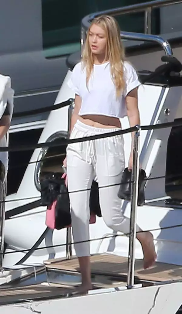 La modelo lució un crop suit en color blanco.