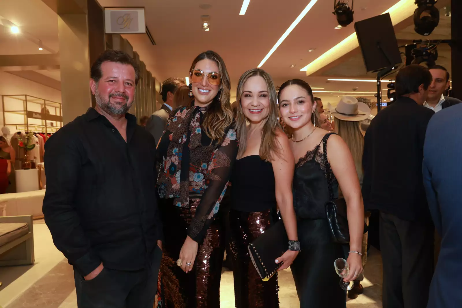 Ivo Barba, Daniela Reyes , Liz Revilla y Sofía Cano